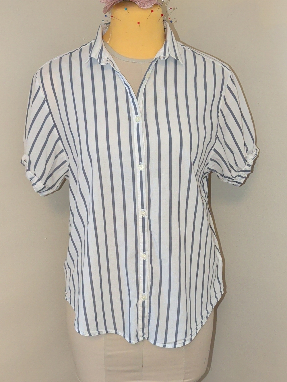 GAP White Short-Sleeve Button-Down Shirt with Grey Stripes